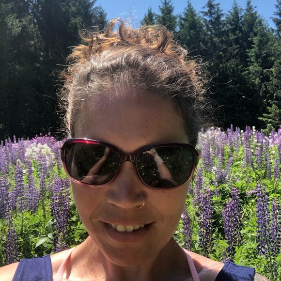 Meet your Posher, Danielle - Picture 2 of 6